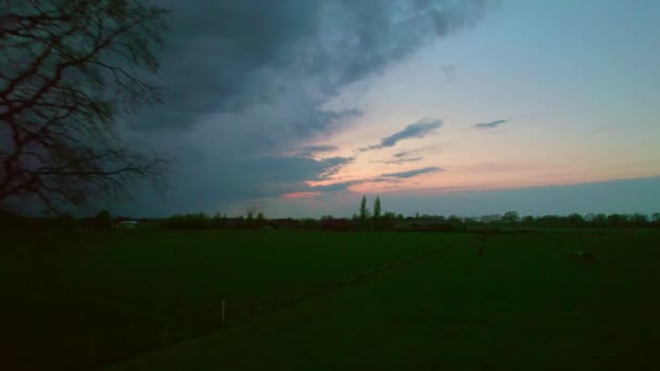 Luchtfoto genomen met een drone van een donkere onheilspellende grijze storm wolken. Dramatische lucht. verlichting in donkere stormachtige wolken — Stockvideo