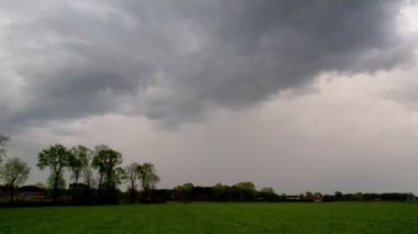 Koyu gri fırtına bulutlarının İHA 'sı ile çekilmiş bir hava videosu. Dramatik bir gökyüzü. Kara fırtınalı bulutlarda aydınlatma