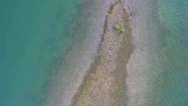 Vysokoúhlé bezpilotní let malého pruhu písku spojující před nezkaženou ostrovní pláž, přírodní krajiny a scenérie — Stock video