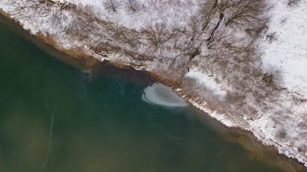 从空中俯瞰冬季积雪覆盖的森林和结冰的湖面被无人驾驶飞机捕获 — 图库照片