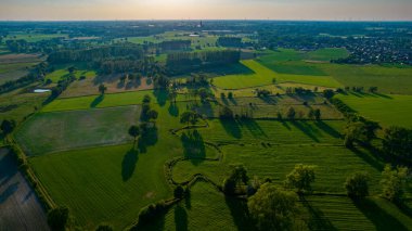 Avrupa kırsalında. Belçika kırsalının güneşli bir bahar akşamında insansız hava aracıyla çekilmiş görüntüsü.