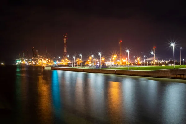 Industria pesante vicino alla via navigabile che causa emissioni — Foto Stock