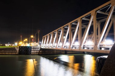 Belçika 'nın Antwerp kentindeki Scheldt nehrinin üzerindeki aydınlık köprünün gece manzarası