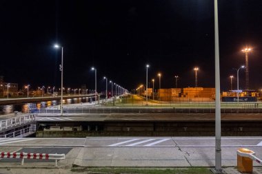 Su yolu yakınında ağır sanayi emisyonlara neden oluyor