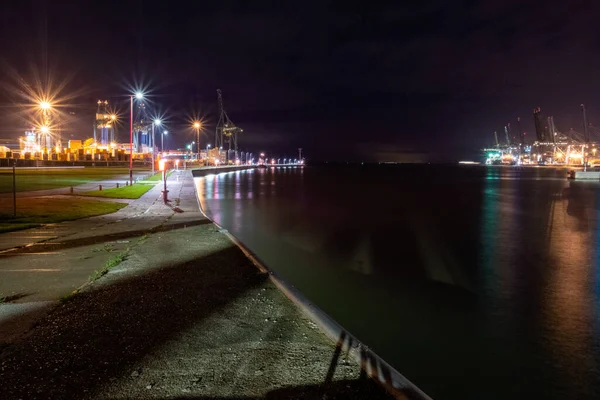 Schwerindustrie in der Nähe von Wasserstraßen verursacht Emissionen — Stockfoto