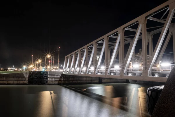 Nattutsikt över belyst bro över floden Scheldt i Antwerpen, Belgien — Stockfoto