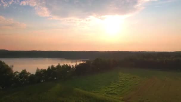 Platteland dramatische en kleurrijke zonsondergang tijdwarp van een bos meer, antenne schot op een drone — Stockvideo