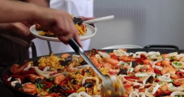 Şef Big Wok 'ta Paella pilavı pişiriyor. Hd, 1920x1080. 