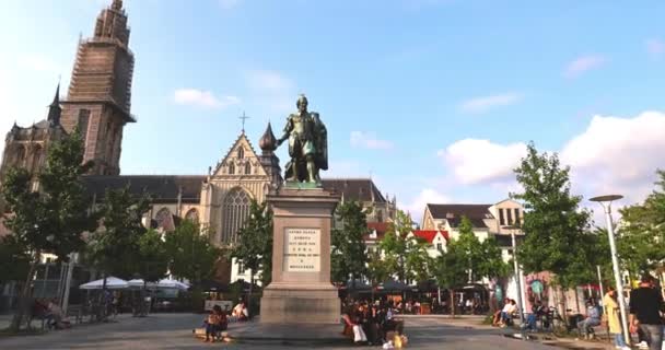 Αμβέρσα, Βέλγιο, 24 Αυγούστου 2021, ΚΛΕΙΣΙΜΟ UP του ζωγράφου Μπαρόκ Petro Paulo Rubens άγαλμα στη διάσημη ιστορική Groenplaats Πράσινη πλατεία μπροστά από τον καθεδρικό ναό της Παναγίας με μαγευτική λεπτομερή γοτθική — Αρχείο Βίντεο