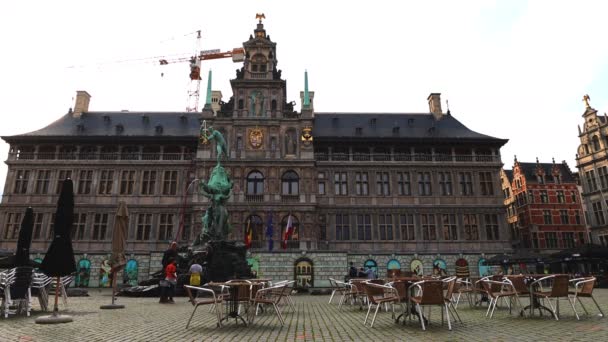 Antwerpia, Flandria, Belgia. Sierpień 2021. Na rynku ratusza w centrum znajduje się rzeźbiarska fontanna. Wspaniały ratusz i eleganckie budynki z widokiem na plac daje wspaniały widok. — Wideo stockowe