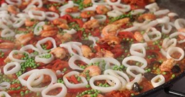 Şef Big Wok 'ta Paella pilavı pişiriyor. Hd, 1920x1080. 