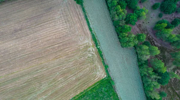 Krásné přírodní vzory farem na venkově v létě. Dron Aerial View, pohled z ptačí perspektivy — Stock fotografie