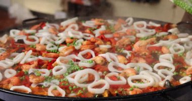 Şef Big Wok 'ta Paella pilavı pişiriyor. Hd, 1920x1080. 