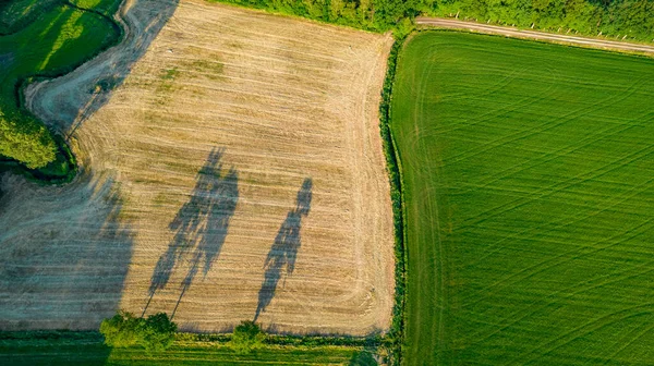 Padrões naturais bonitos de campos agrícolas no campo no verão. Vista aérea do drone, vista dos olhos dos pássaros — Fotografia de Stock