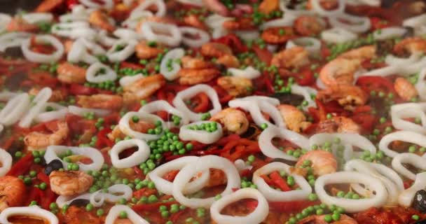 Chef koken paella rijstschotel in Big Wok. Hd, 1920x1080. — Stockvideo