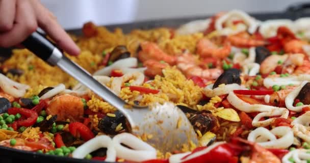 Chef cocinando paella plato de arroz en Big Wok. HD, 1920x1080 . — Vídeos de Stock