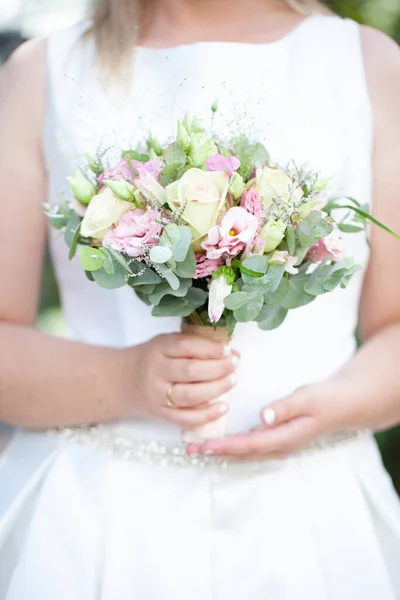 Beautiful wedding bouquet in the hands of the bride — Stock Photo, Image