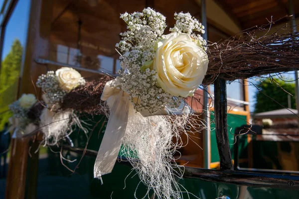 Цветочные украшения с белыми розами в винтажном стиле флориста — стоковое фото