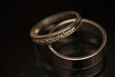 Karanlık arka planda romantik alyanslar.