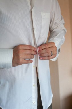 İş adamının hazırlanırken detaylı görüntüsü.