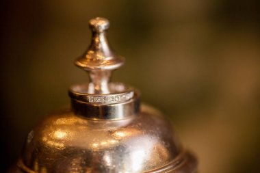 Arka planda gelin buketi olan metal kadehler, gelin ve damat düğün seti, basit detaylar. 