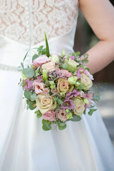 Красивый свадебный букет в руках невесты — стоковое фото