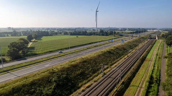 Autopista con pocos coches y ferrocarril al lado, cerca de la salida de Brecht en Bélgica, Europa. — Foto de Stock