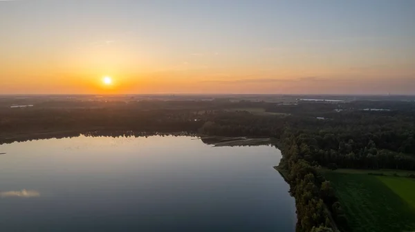 Céu bonito e colorido sobre um lago ao pôr-do-sol. Cena pacífica, ninguém à vista. — Fotografia de Stock