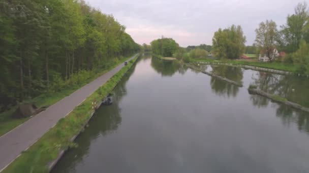 Images aériennes voyageant le long d'un canal bordé d'arbres — Video