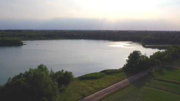 Campagna drammatico e colorato volo al tramonto su un lago della foresta, tiro aereo su un drone — Video Stock