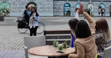 Çok ırklı, çekici genç kızlar bir araya gelip, akşam vakti şehirde birbirlerini karşılıyorlar.