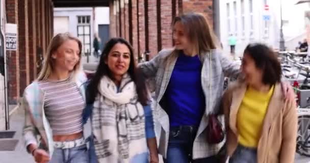 Retrato de estilo de vida de un diverso grupo multiétnico de atractivas amigas jóvenes hablando juntas y sonriendo, divirtiéndose afuera en una ciudad europea — Vídeos de Stock