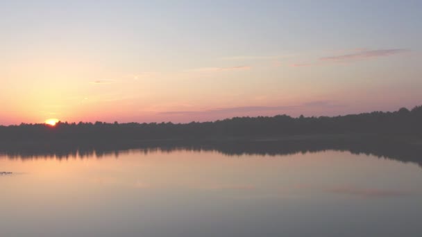 Campagna drammatico e colorato volo al tramonto su un lago della foresta, tiro aereo su un drone — Video Stock