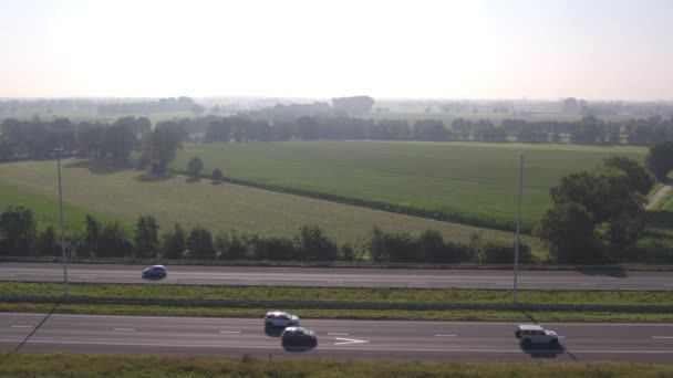 Наземний вигляд автомобілів, що їздять на шосе протягом літа в Бельгії, Європа. Повітряний постріл дроном.. — стокове відео