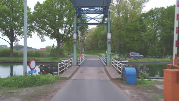 Over een ophaalbrug over een kanaal in Rijkevorsel, Antwerpen, België — Stockvideo