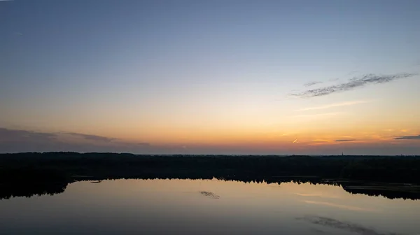 Cielo hermoso y colorido sobre un lago al atardecer. Escena pacífica, nadie a la vista. — Foto de Stock