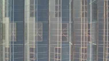 Sebzelerle dolu büyük bir seranın üzerinde uçmak şeffaf çatılı bir sera, yukarıdan bir sera manzarası, büyüyen domatesler. Büyük sanayi seraları.