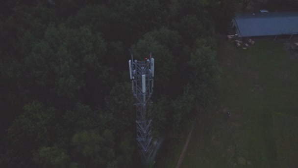 3G, 4G, 5G. Estação base de telefonia móvel Tower. Desenvolvimento de um sistema de comunicação na área florestal npn-urbana com fundo escuro de céu cinzento tempestuoso — Vídeo de Stock