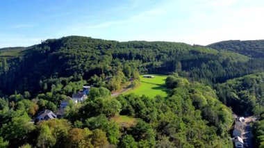 Esch-sur-Sure, Wiltz, Grand-Duche de Lüksemburg, Eylül 07, 2025, Çekici hava görüntüleri ile güzel bir şekilde sergilenen yemyeşil tepeler ve önde gelen bir tarihi eser
