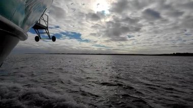 Huzurlu bir tekne gezisi, sakin suları ve ufuk boyunca uzanan nefes kesici bulut formasyonlarını gözler önüne seriyor.