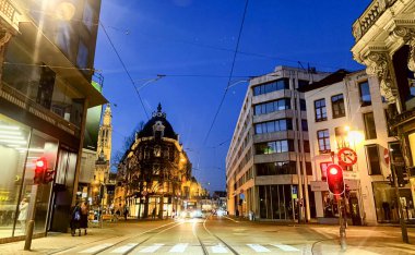 Antwerp, Antwerp, Belçika, 18 Nisan 2025 alacakaranlıkta canlı bir şehir manzarası aydınlanmış sokaklar, eşsiz mimari yapılar ve canlı bir atmosfer.