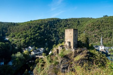 Esch-sur-Sure, Wiltz, Grand-Duche de Lüksemburg, Eylül 07, 2025, Ortaçağ kale manzarası, yeşil tepeler ve ormanlarla sarılmış barış dolu köyün yukarısında antik taş kale.
