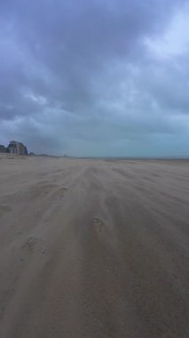 Yaklaşan fırtınalı ürkütücü okyanus manzarası, tehditkar fırtına ve dinamik atmosfer içeren kumsal manzarası