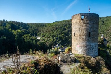 Esch-sur-Sure, Wiltz, Grand-Duche de Lüksemburg, Eylül 07, 2025, Sunrise panoramik manzaralı kaleyi aydınlatıyor, Antik kale kuleleri sabah ışığında dağ ışığında parlıyor.