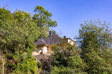 Esch-sur-Sure, Wiltz, Grand-Duche de Lüksemburg, 07 Eylül 2025, Serene Tepesi doğayla çevrili, sakin manzaralı ve kırsal manzaralı konutlar