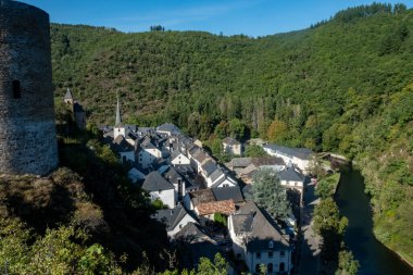 Esch-sur-Sure, Wiltz, Grand-Duche de Lüksemburg, 07 Eylül 2025, yukarıdan antik bir kasaba, ortaçağ kasabasını gözler önüne seriyor.