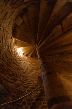 Parfondeval, Vervins, Aisne, Hauts-de-France, Grand-Est, France, August, 28, 2025, Dar taş kuyu basamakları, mimari yükseliş dramatik ışık ve dokularla gölgeli gizeme doğru ilerliyor.