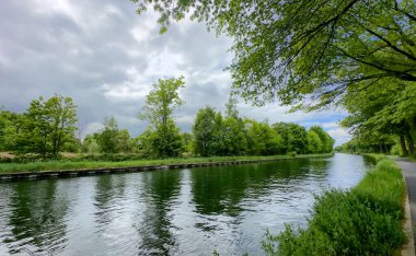 Bu dingin nehir manzarası canlı yeşillik ve sakin suları gösteriyor, doğa severler ve açık hava meraklıları için mükemmel.