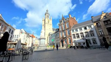 Halle, Vlaams Brabant, Belçika, 12 Ekim 2025, hareketli şehir merkezinin sabah manzarası tarihi mimarisi ve Avrupa 'daki açık hava kafeleri ile huzurlu bir sabah manzarası