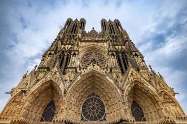 Reims, Marne, Grand-Est, Fransa, 28 Ağustos 2025, Champagne Area, renkli pencereli eski katedral, Antik dini yapılar karmaşık oymalar ve canlı vitraylı camlar